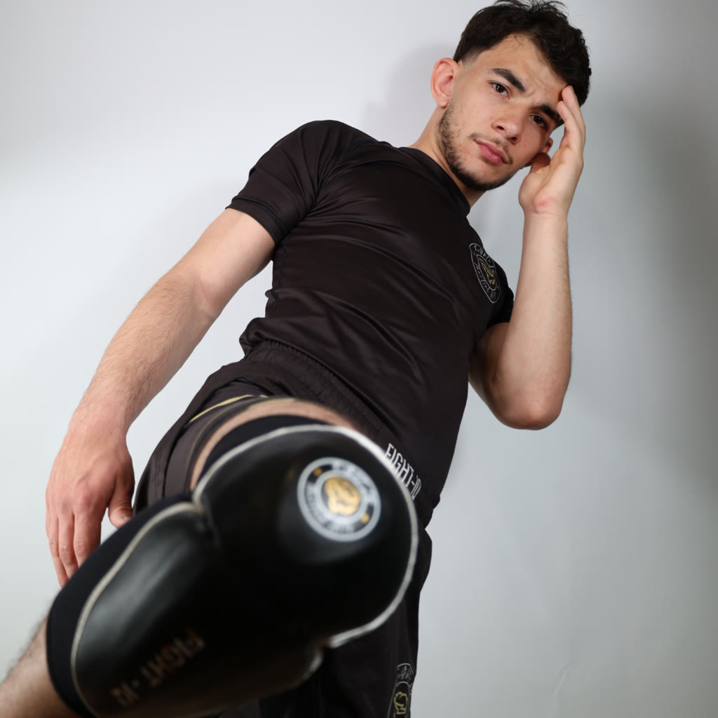 Photo réelle de la FLEX K-2 portée, genou levé en coup de pied