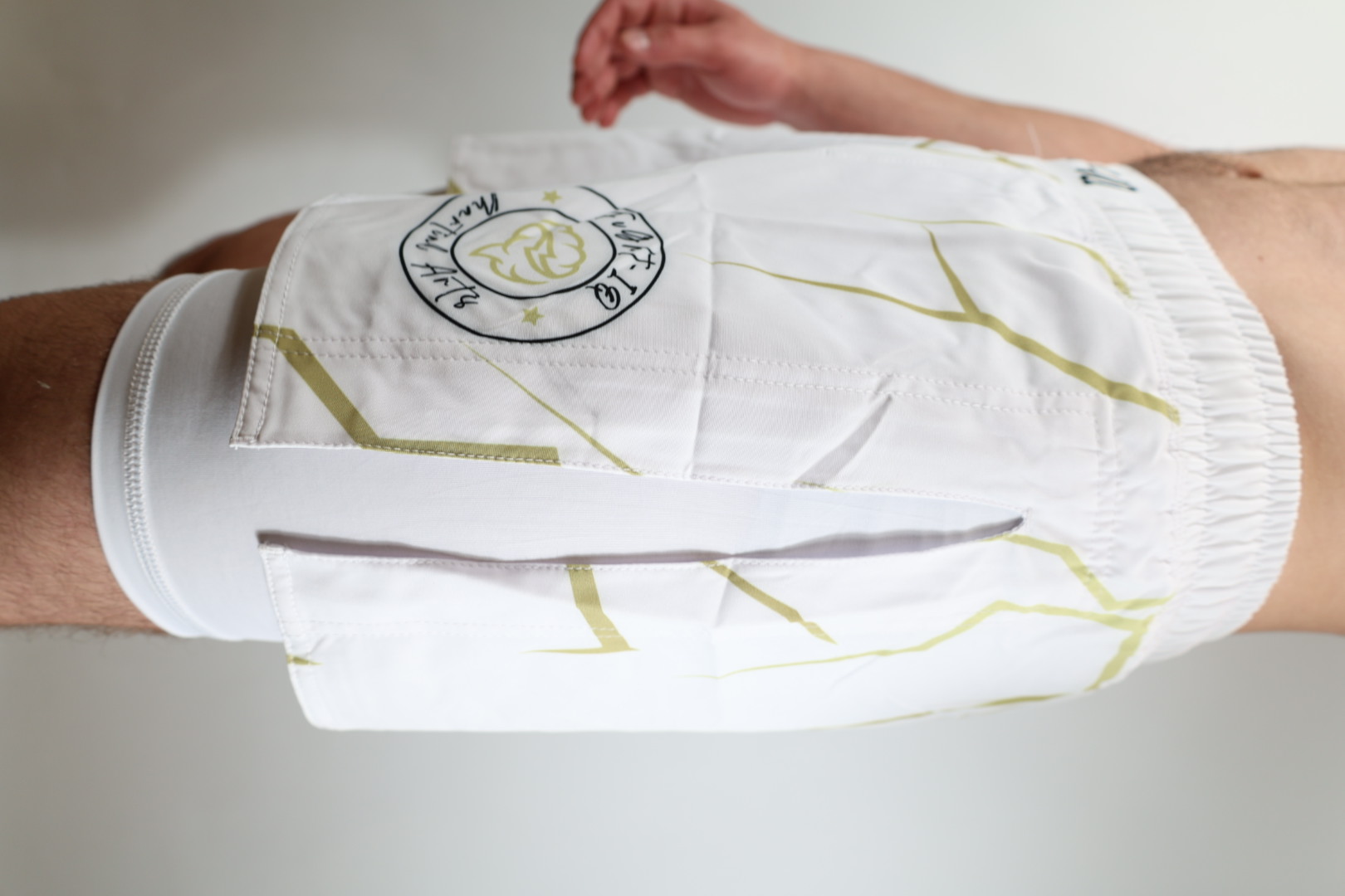 RAGE GUARD Blanc & Or, détail logo brodé